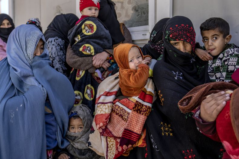 Madres con bebés esperan por alimentos en una instalación del Programa Mundial de Alimentos en Kabul, Afganistán el 26 de enero del 2023. (AP foto/Ebrahim Noroozi)