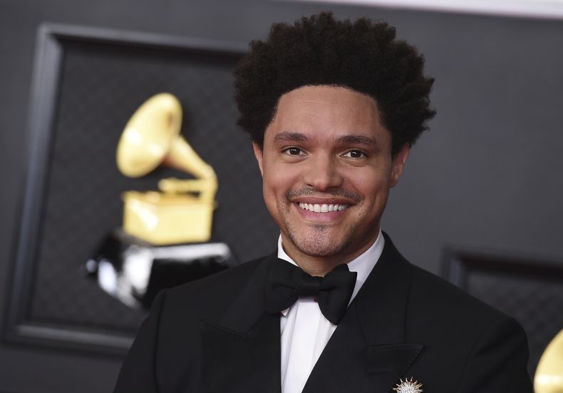ARCHIVO - Trevor Noah en la 63ª entrega anual de los Premios Grammy en Los Ángeles el 14 de marzo de 2021. Noah será el anfitrión de la 66ª entrega anual de los Grammy, el domingo 4 de febrero de 2024 en el la Arena Crypto.com de Los Ángeles. (Foto Jordan Strauss/Invision/AP, archivo)