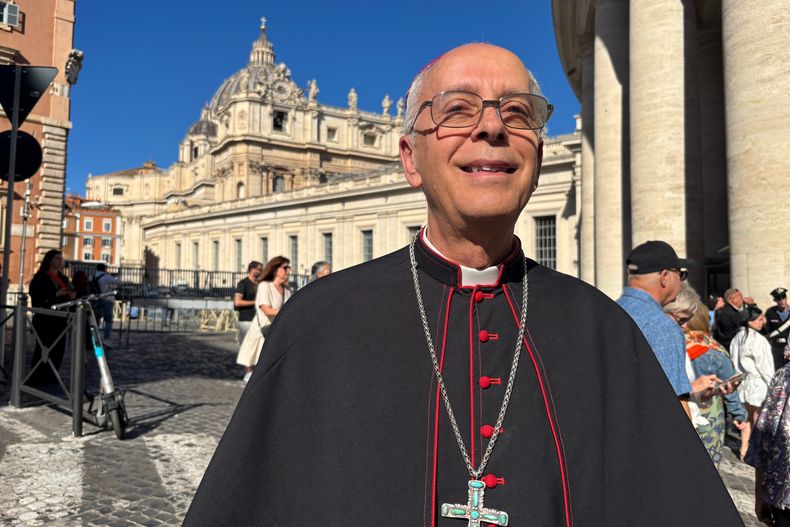El Obispo de El Paso (Texas) Mark Joseph Seitz habla con The Associated Press sobre la situación en la frontera, en la Ciudad del Vaticano, el 8 de octubre del 2025. (AP foto/Silvia Stellacci)