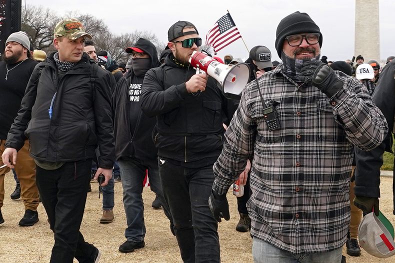 ARCHIVO - Miembros del grupo de extrema derecha Proud Boys, entre ellos Zachary Rehl, a la izquierda, Ethan Nordean, al centro, y Joseph Biggs, se dirigen al Capitolio en Washington, en apoyo al presidente Donald Trump, el 6 de enero de 2021. (AP Foto/Carolyn Kaster, Archivo)