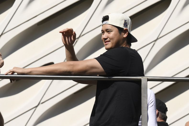 Shohei Ohtani, pelotero japonés de los Dodgers de Los Ángeles, agradece al público durante el desfile para conmemorar el título, el viernes 1 de noviembre de 2024 (AP Foto/Kyusung Gong)