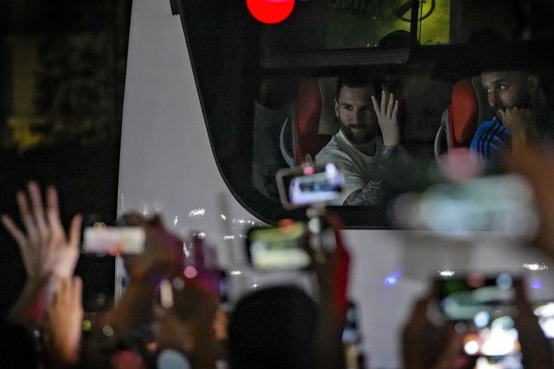 Aficionados chinos saludan a Lionel Messi tras un entrenamiento de Argentina en Beijing, el martes 13 de junio de 2023. (AP Foto/Andy Wong)