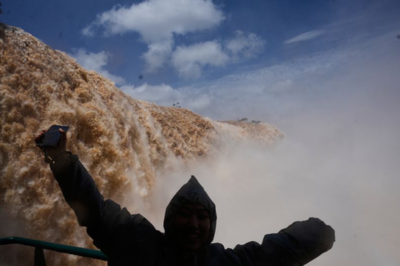 Turista está en una pasarela con vistas a las cataratas del Iguazú en Foz do Iguaçu, Brasil, el viernes 16 de octubre de 2026. (Foto AP/Jorge Saenz)