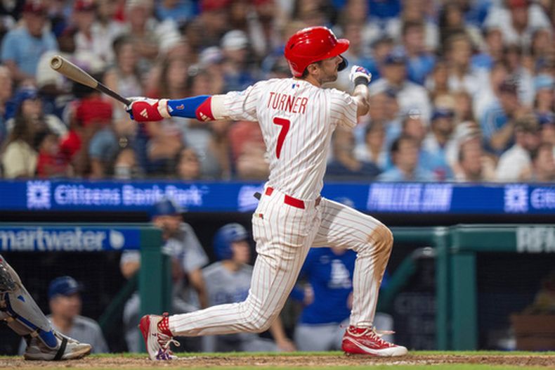 Trea Turner, de los Filis de Filadelfia, conecta un cuadrangular de tres carreras durante la sexta entrada de un partido de béisbol contra los Dodgers de Los Ángeles, el lunes 20 de julio de 2026, en Filadelfia. (Foto AP/Chris Szagola)