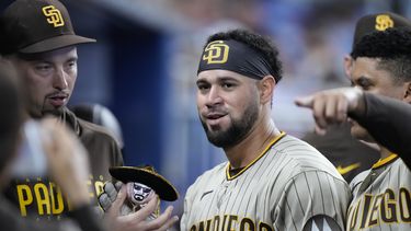 Gary Sánchez (centro) de los Padres de San Diego tras conectar un jonrón ante los Marlins de Miami, el jueves 1 de junio de 2023, en Miami. (AP Foto/Wilfredo Lee)