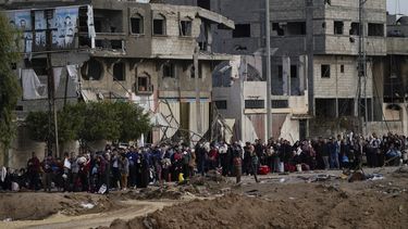 Palestinos que huyen al sur de la Franja de Gaza, a las afueras de la Ciudad de Gaza, durante un bombardeo israelí, el 22 de noviembre de 2023. (AP Foto/Victor R. Caivano)