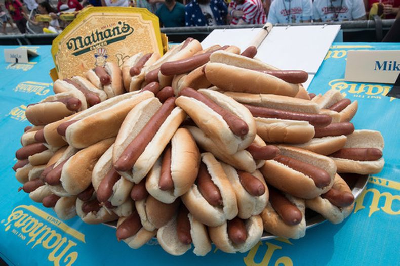 Hot dogs puestos en un escenario antes del famoso concurso de comer hot dogs Nathans Famous Fourth of July, en Coney Island, Nueva York, el 4 de julio de 2018. (Foto AP/Mary Altaffer, Archivo)