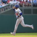 J.D. Martínez, de los Dodgers de Los Ángeles, recorre las bases luego de batear un jonrón en el juego del sábado 10 de junio de 2023, ante los Filis de Filadelfia (AP Foto/Matt Rourke)