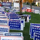 Pancartas de campaña en el exterior de la junta electoral del condado de Franklin en Columbus, Ohio, el martes 8 de octubre de 2024. (AP Foto/Paul Vernon)