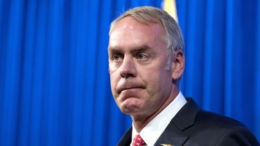 Juez dice que Trump no puede postergar regulación de metano
