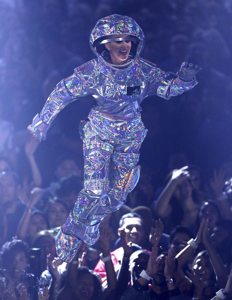 ARCHIVO - La anfitriona Katy Perry desciende sobre el escenario en los Premios MTV a los Videos Musicales en Inglewood, California, el 27 de agosto de 2017. (Foto Chris Pizzello/Invision/AP, archivo)