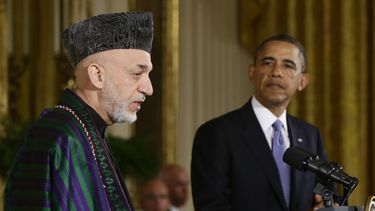 americateve | El presidente Barack Obama, a la derecha, escucha a su colega afgano Hamid Karzai durante una conferencia de prensa en la Casa Blanca, en Washington, el 11 de enero de 2013. Obama orden&oacute; el martes 25 de febrero de 2014 al Pent&aacute;gono que acele