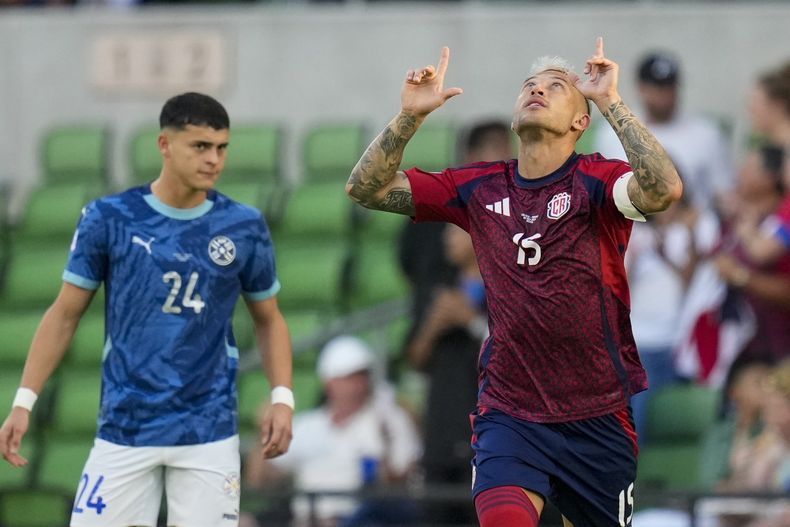 Francisco Calvo (15) celebra tras anota el primer gol de Costa Rica ante Paraguay en el partido por el Grupo D de la Copa América, el martes 2 de julio de 2024, en Austin, Texas. (AP Foto/Eric Gay)