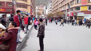 americateve | Foto difundida por la agencia china de noticias Xinhua que muestra a residentes del condado Kangding en la provincia de Sichuan, China, el s&aacute;bado 22 de noviembre de 2014. Un fuerte sismo sacudi&oacute; una zona monta&ntilde;osa de China el s&aacute