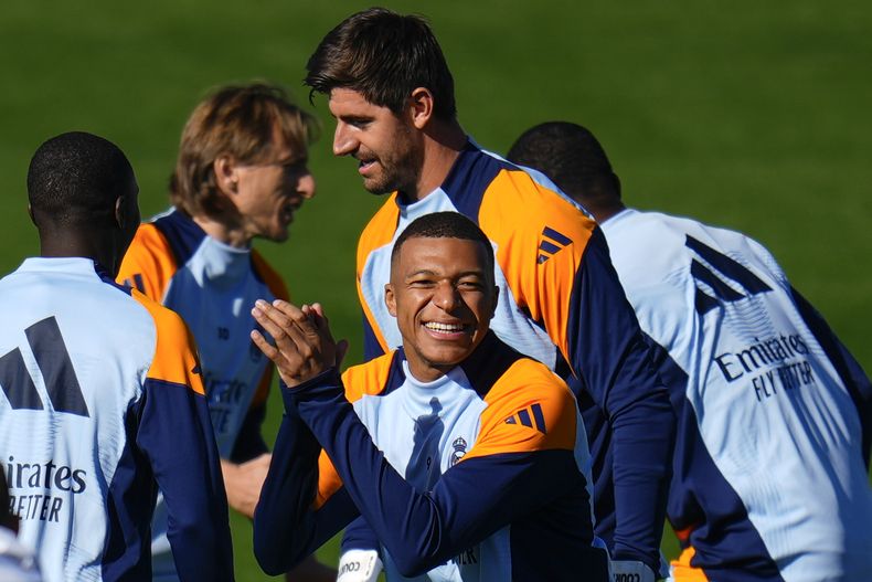 Kylian Mbappé del Real Madrid hace un gesto durante un entrenamiento al lado de sus compañeros en el centro de prácticas de Valdebebas el viernes 18 de octubre del 2024. (AP Foto/Manu Fernandez)