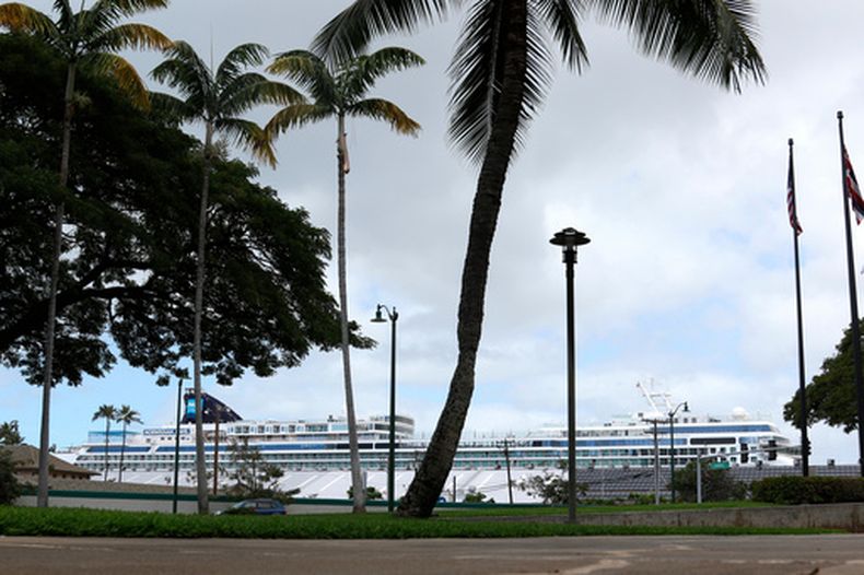 Un barco crucero en Honolulu el 23 de marzo del 2020. (AP foto/Caleb Jones)