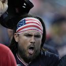 Michael Chavis, corredor emergente de los Nacionales de Washington, festeja tras anotar en un pasbol ante los Marlins de Miami, el sábado 26 de agosto de 2023 (AP Foto/Wilfredo Lee)