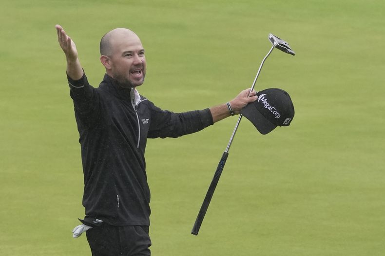 Brian Harman celebra en el green del 18vo hoyo tras ganar el Abierto Británico de golf, el domingo 23 de julio de 2023, en Hoylake, Inglaterra. (AP Foto/Kin Cheung)