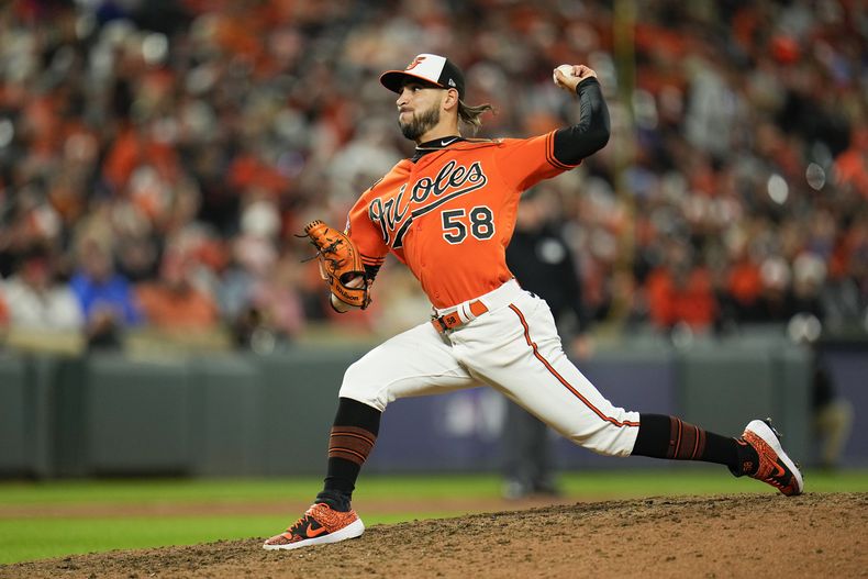 ARCHIVO - Foto del 8 de octubre del 2023, el relevista de los Orioles de Baltimore Cionel Pérez lanza ante los Rangers de Texas. El lunes 22 de enero del 2024, el cubano firma un acuerdo de un año con los Orioles y evitan arbitraje. (AP Foto/Julio Cortez, Archivo)