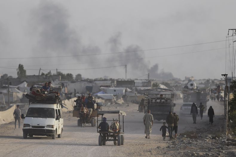 ARCHIVO - Palestinos huyen de la ciudad de Rafah, en el sur de Gaza, durante una ofensiva terrestre y aérea israelí en la ciudad, el 28 de mayo de 2024. (AP Foto/Jehad Alshrafi, Archivo)