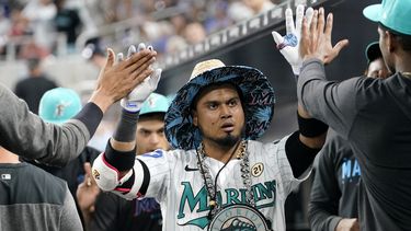 El venezolano Luis Arráez recibe felicitaciones tras batear un jonrón solitario en el séptimo inning del duelo ante los Bravos de Atlanta, el viernes 15 de septiembre de 2023 (AP Foto/Lynne Sladky)