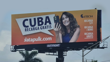 cubanos en miami indignados por valla publicitaria de recargas a cuba con el logo de etecsa