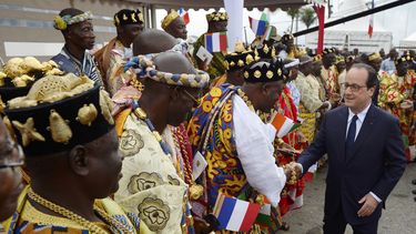 americateve | El presidente franc&eacute;s Francois Hollande saluda a representantes de las autoridades tradicionales a su llegada a Abidjan, Costa de Marfil, el 17 de julio del 2o14. Hollande inici&oacute; una visita de tres d&iacute;as a Costa de Marfil, N&iacute;ger