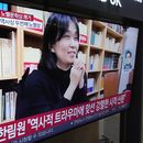 Una pantalla de televisión muestra una imagen de la ganadora del Premio Nobel de Literatura 2024, la escritora surcoreano Han Kang, durante un noticiero en una estación de tren de Seúl, Corea del Sur, el jueves 10 de octubre de 2024. (Foto AP/Ahn Young-joon)