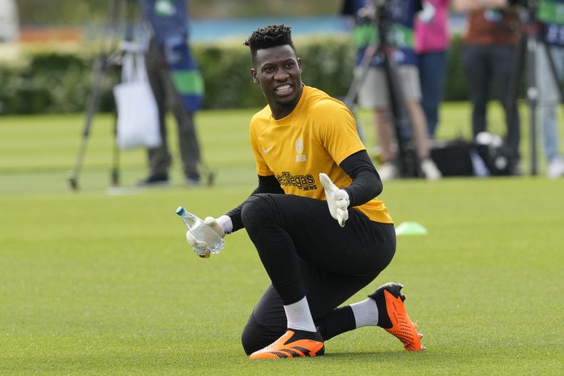 ARCHIVO - El arquero Andre Onana durante un entrenamiento del Inter de Milán, el 5 de junio de 2023, en Appiano Gentile. Onana ha fichado con el Manchester United. (AP Foto/Antonio Calanni)