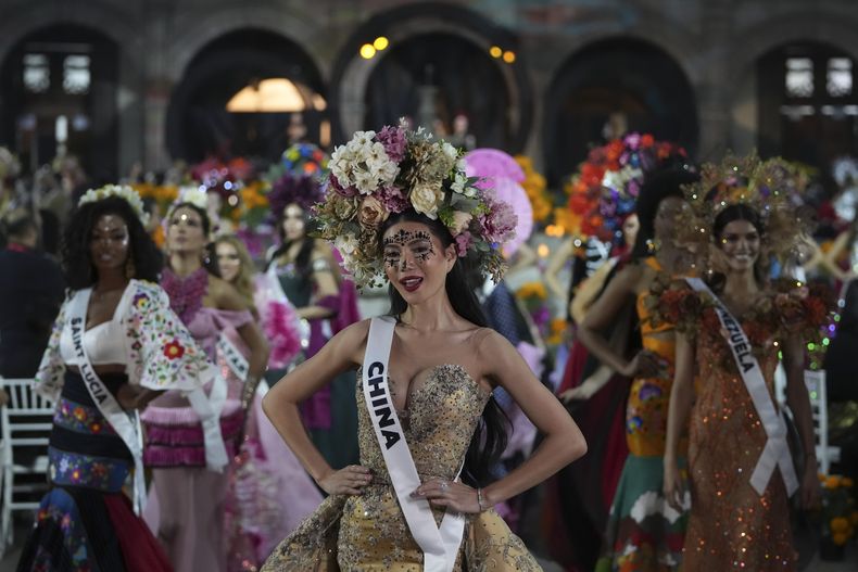 Miss China Jia Qi participa en La Gala de las Catrinas para celebrar el Día de Muertos a días de la 73a edición de Miss Universo en la Ciudad de México el 1 de noviembre de 2024. (Foto AP/Eduardo Verdugo)
