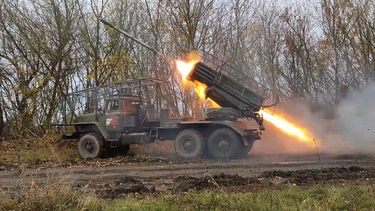 En esta imagen tomada de un video difundido por el Ministerio de Defensa de Rusia el martes 3 de diciembre de 2024, se puede ver un lanzacohetes Grad de 122 mm. que dispara hacia posiciones ucranianas en la región de Kursk, Rusia, cerca de la frontera con Ucrania. (Servicio de Prensa del Ministerio de Defensa de Rusia vía AP)
