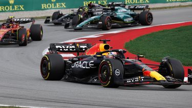 Max Verstappen al volante de su Red Bull durante el Gran Premio de España, el domingo 4 de junio de 2023, en el circuito Barcelona-Cataluña en Montmeló. (AP Foto/Joan Monfort)