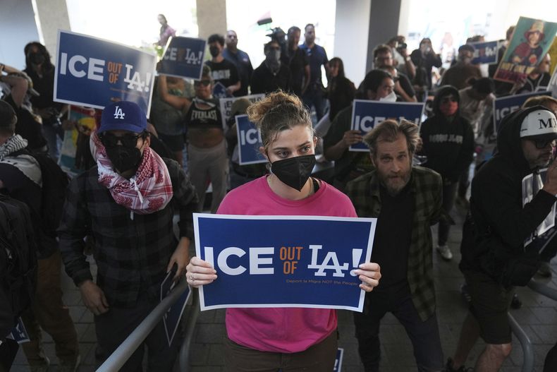 Manifestantes se congregan en la Agencia Federal de Prisiones del Departamento de Justicia de Estados Unidos, después de que autoridades federales de inmigración realizaran una operación el viernes 6 de junio de 2025, en Los Ángeles. (AP Foto/Jae C. Hong)