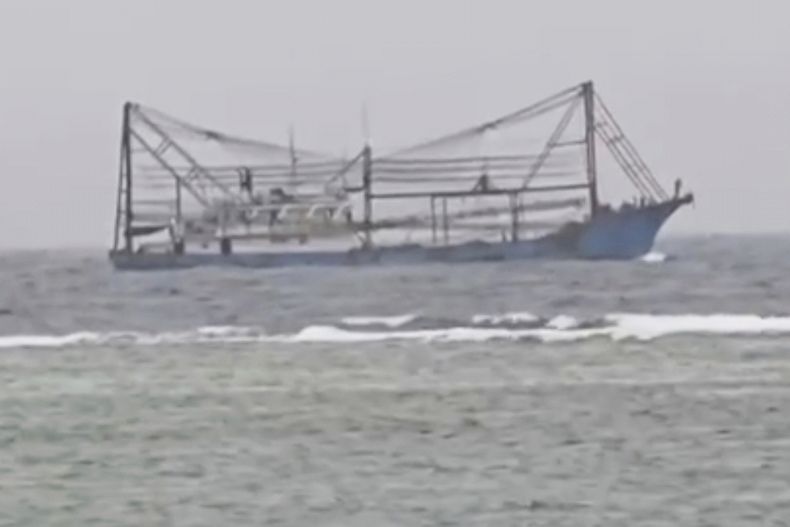En esta imagen tomada de un video proporcionado por la Oficina de Asuntos Públicos de las Fuerzas Armadas de Filipinas, un barco chino pasa por aguas poco profundas cerca de la isla Thitu, ocupada por Filipinas, en el disputado Mar de China Meridional, el sábado 7 de junio de 2025. (Oficina de Asuntos Públicos de las Fuerzas Armadas de Filipinas via AP)