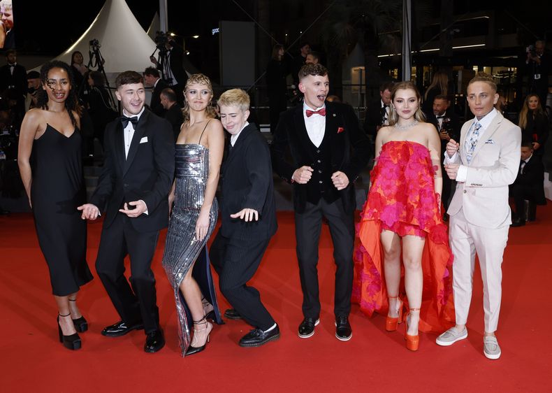 Enva Lewis, de izquierda a derecha, Samuel Bottomley, Lara Peake, Molly Manning Walker, Shaun Thomas, Mia McKenna-Bruce y Laura Ambler posan para retratos a su llegada al estreno de Four Daughters en la 76a edición del Festival Internacional de Cine de Cannes, en el sur de Francia el 19 de mayo de 2023. (Foto Joel C Ryan/Invision/AP)