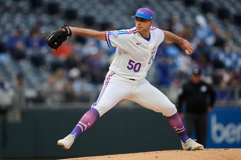 Kris Bubic, lanzador abridor de los Reales de Kansas City, realiza un lanzamiento durante la primera entrada de un juego de béisbol contra los Medias Blancas de Chicago, el viernes 10 de abril de 2026, en Kansas City, Misuri. (Foto AP/Charlie Riedel)
