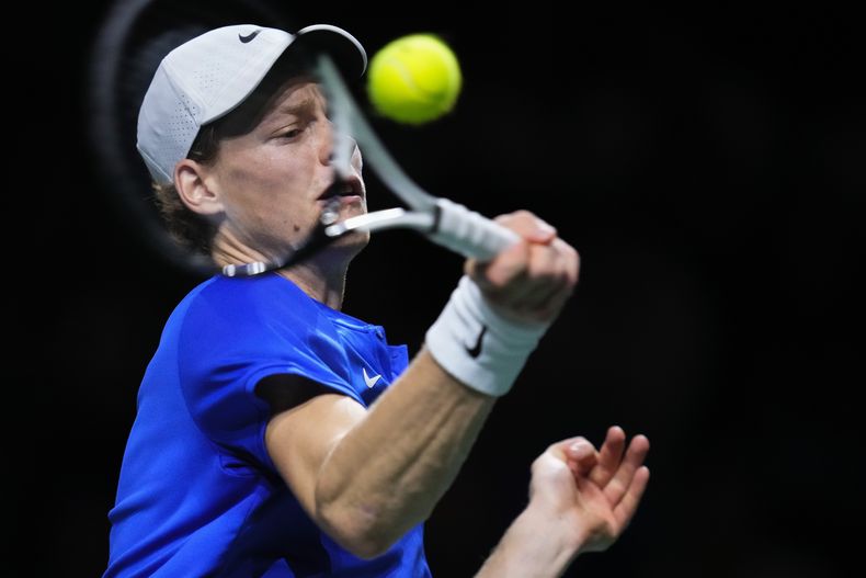 El italiano Janik Sinner devuelve ante el neerlandés Tallon Griekspoor durante los cuartos de final de la Copa Davis, el jueves 23 de noviembre de 2023, en Málaga, España. (AP Foto/Manu Fernández)