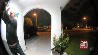 policia de hialeah captura a hombre que robo una corona de navidad para ponerla en la puerta de su casa