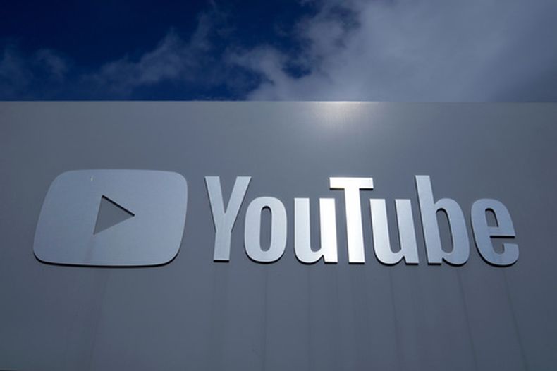 ARCHIVO – El logotipo de YouTube cerca de las oficinas generales de la empresa, en San Bruno, California, el miércoles 12 de marzo de 2025. (AP Foto/Jeff Chiu, Archivo)