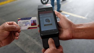 el carnet de la patria: el dni de maduro para controlar a la poblacion