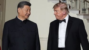 El presidente de Estados Unidos, Donald Trump, y su homólogo de China, Xi Jinping, caminan por la Casa Blanca durante una cena de Estado, el 24 de septiembre de 2026, en Washington. (AP Foto/Alex Brandon)