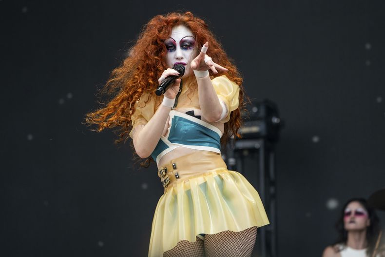 Chappell Roan durante su presentación en el Festival de Música y Arte Bonnaroo el domingo 16 de junio de 2024, en Manchester, Tennessee. (Foto Amy Harris/Invision/AP)