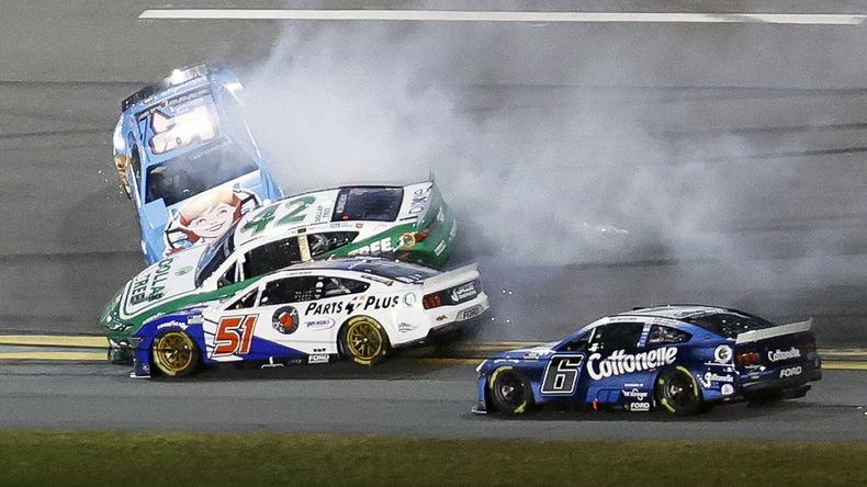Helio Castroneves (91), John Hunter Nemechek (42) y Cody Ware (51) chocan mientras Brad Keselowski (6) se agacha para evitar el accidente durante la carrera de autos NASCAR Daytona 500 en el Daytona International Speedway, el domingo 16 de febrero de 2025, en Daytona Beach, Florida. (Foto AP/David Graham)