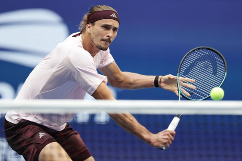Alexander Zverev devuelve ante Ben Shelton en la final del US Open, el domingo 13 de septiembre de 2026, en Nueva York. (AP Foto/Adam Hunger)