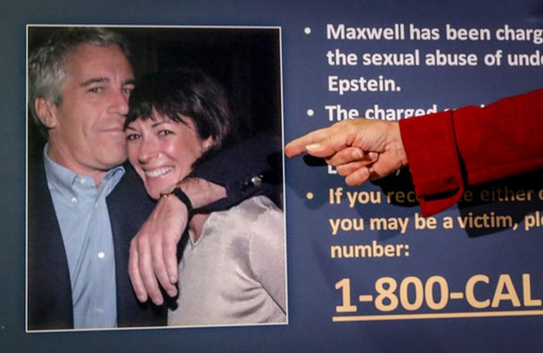 Una foto de Jeffrey Epstein y Ghislaine Maxwell es exhibida en una conferencia de prensa en Nueva York el 2 de julio del 2020. (AP foto/John Minchillo)