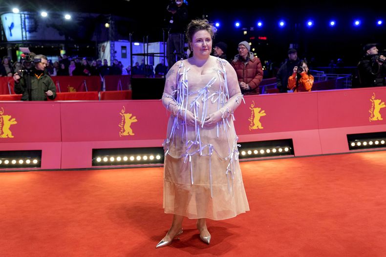 La guionista, directora y actriz estadounidense Lena Dunham posa en el estreno de la película Treasure en el Festival Internacional de Cine de Berlín en Berlín, el sábado 17 de febrero de 2024. (Foto AP/Ebrahim Noroozi)