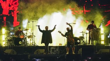 La banda argentina de rock Los Fabulosos Cadillacs se presenta en un concierto gratuito en el Zócalo de la Ciudad de México el sábado 3 de junio de 2023. (Foto AP/Aurea Del Rosario)