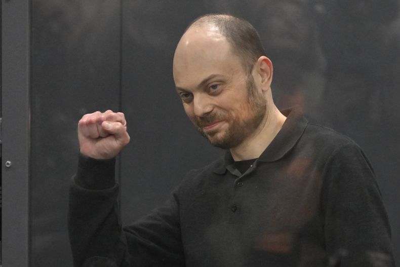 ARCHIVO - El activista opositor ruso Vladimir Kara-Murza hace un gesto en una jaula de cristal en una corte durante una vista de apelación en la Corte Municipal de Moscú, Rusia, el 31 de julio de 2023. La oposición rusa ha perdido a su mayor estrella con la repentina muerte de Navalny en una colonia penitenciaria. Ahora la pregunta que se hacen muchos es qué hacer a continuación (AP Foto, Archivo)