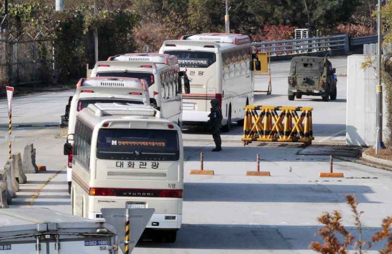 Un veh&iacute;culo militar acompa&ntilde;a a autobuses que transportan a legisladores surcoreanos que se dirigen al complejo industrial Kaesong en la Oficina Intercoreana de Tr&aacute;nsito, cerca del poblado fronterizo de  Panmunjom, que separa a las dos