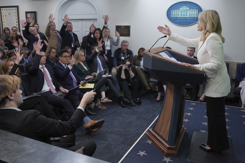 La secretaria de prensa de la Casa Blanca, Karoline Leavitt, habla con los periodistas en la Sala de Prensa James Brady de la Casa Blanca, el martes 8 de abril de 2025, en Washington. (AP foto/Evan Vucci)